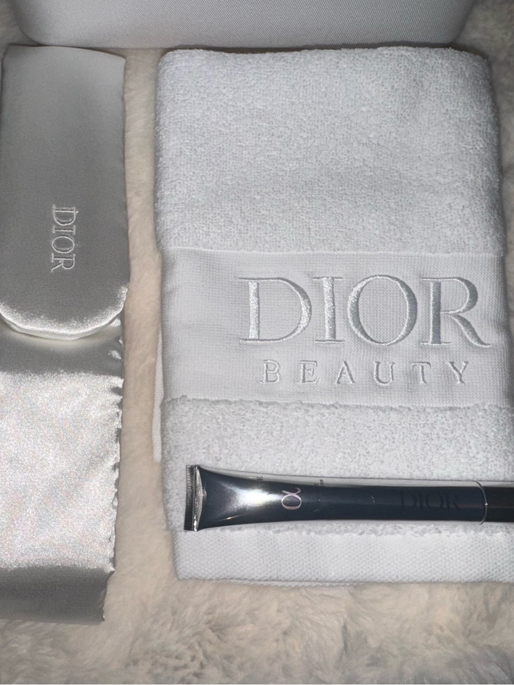 Dior Beauty Platinum Spa Travel Set - Picture 3 of 7